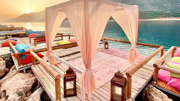 Depan hartanah - siang/malam