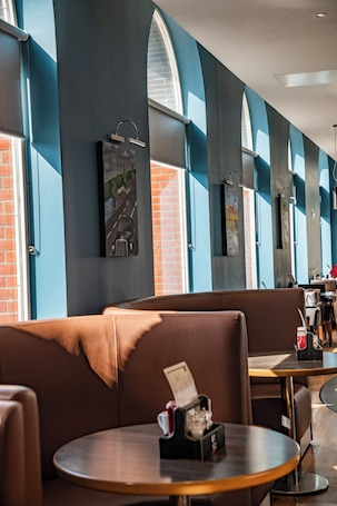 Se sirven desayunos, comidas y cenas con mesas al aire libre