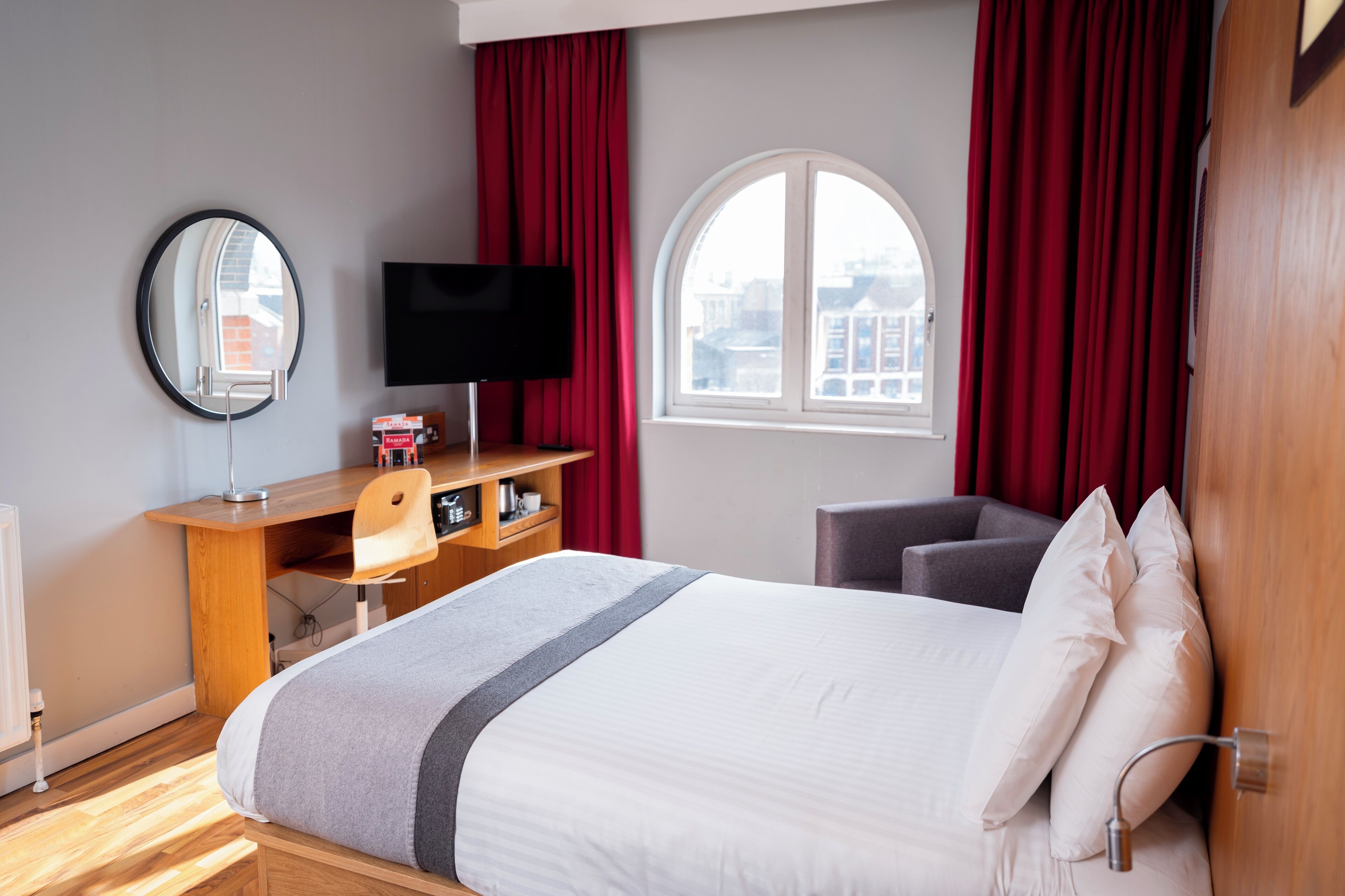 premium bedding, in-room safe, desk, laptop workspace