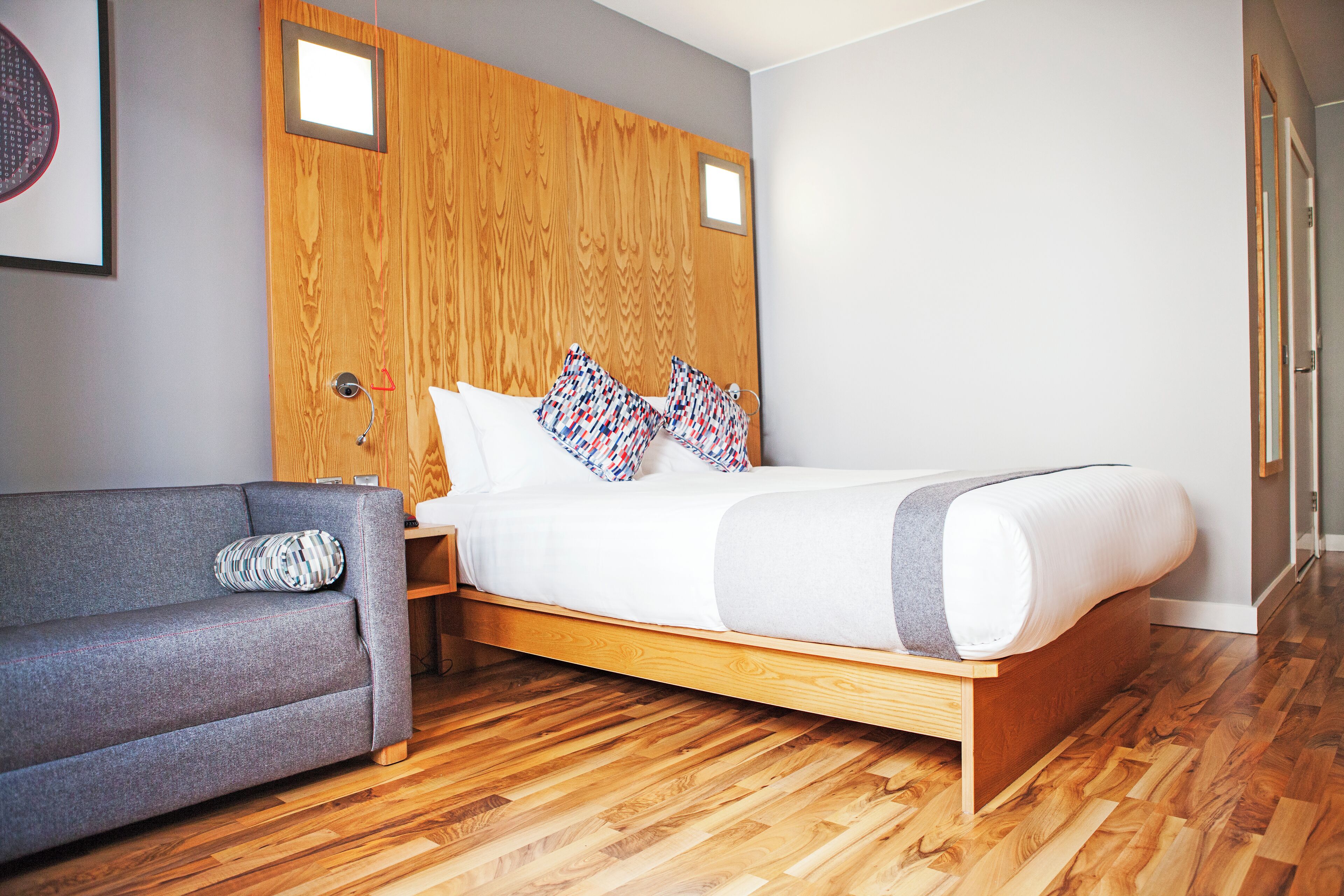 standard room, 1 double bed, accessible (mobility) | premium bedding, in-room safe, desk, laptop workspace