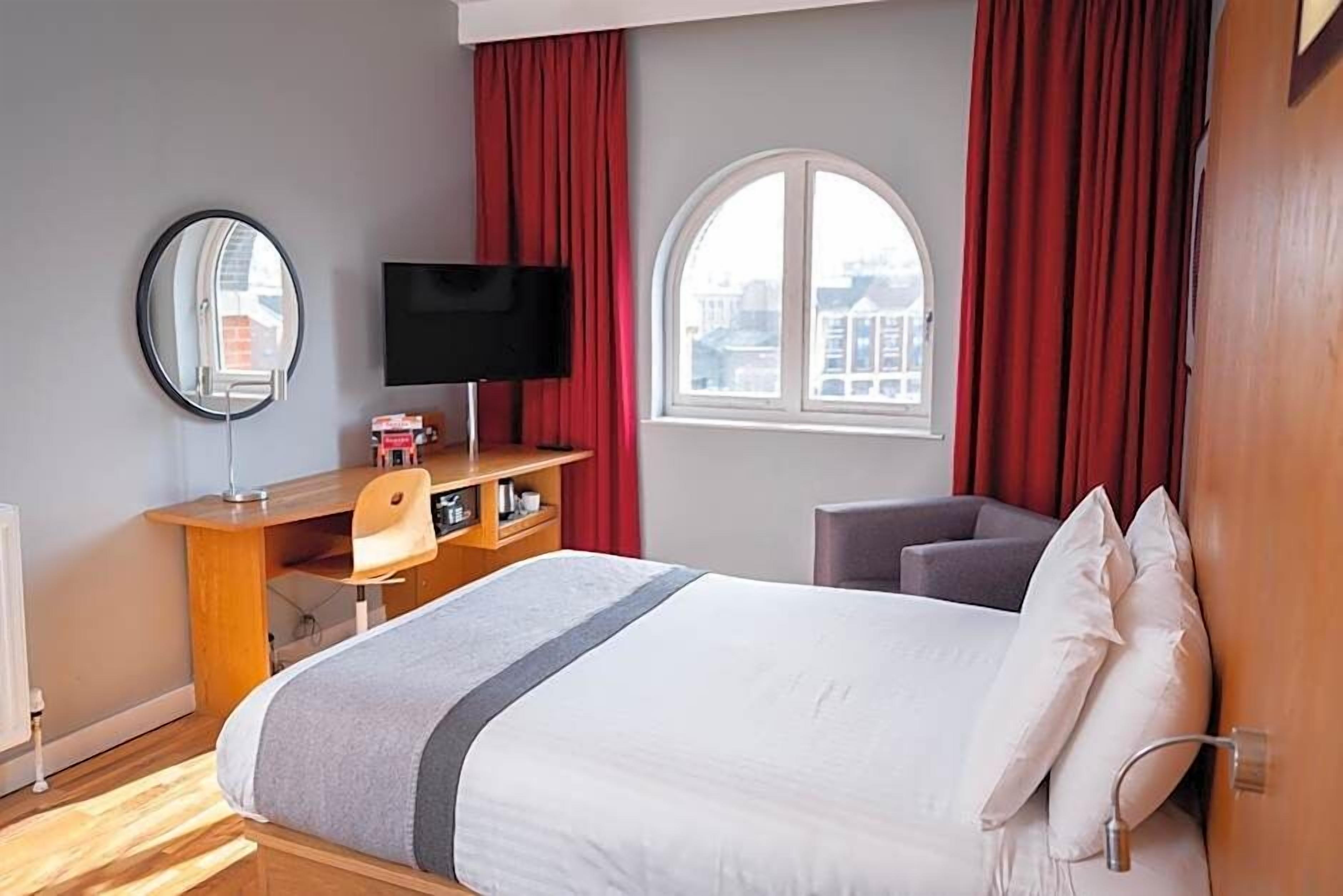 Premium bedding, in-room safe, desk, laptop workspace