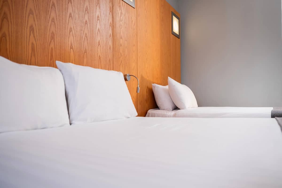 Roupas de cama premium, cofres nos quartos, escrivaninha