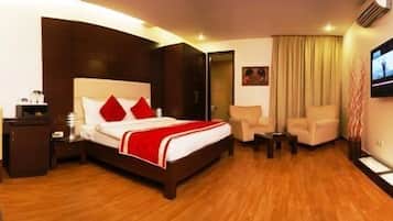 Platinum Room | Minibar, in-room safe, individually furnished, desk