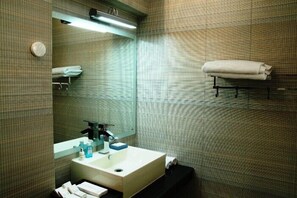 Club Room, 1 Double Bed | Bathroom | Designer toiletries, hair dryer, bathrobes, slippers