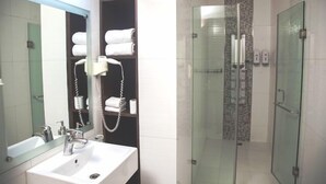Club Room, 1 Double Bed | Bathroom - La Suite (New Delhi)