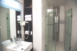 Phòng Club, 1 giường đôi | Phòng tắm | Đồ dùng nhà tắm được thiết kế riêng, máy sấy tóc, áo choàng tắm 