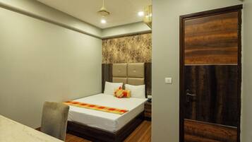Value Room | In-room safe, individually decorated, individually furnished, desk