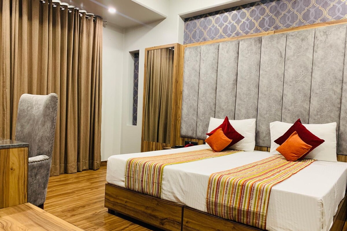 Deluxe Room | In-room safe, desk, laptop workspace, blackout curtains