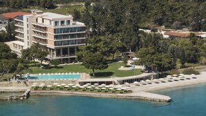 Un hôtel doté d’une piscine, d’un espace extérieur aménagé et offrant une vue sur le paysage environnant.