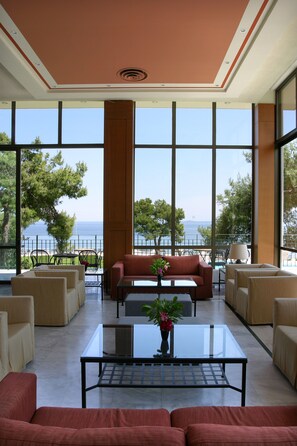 Lobby sitting area - Kalamaki Beach Resort (Corinth)