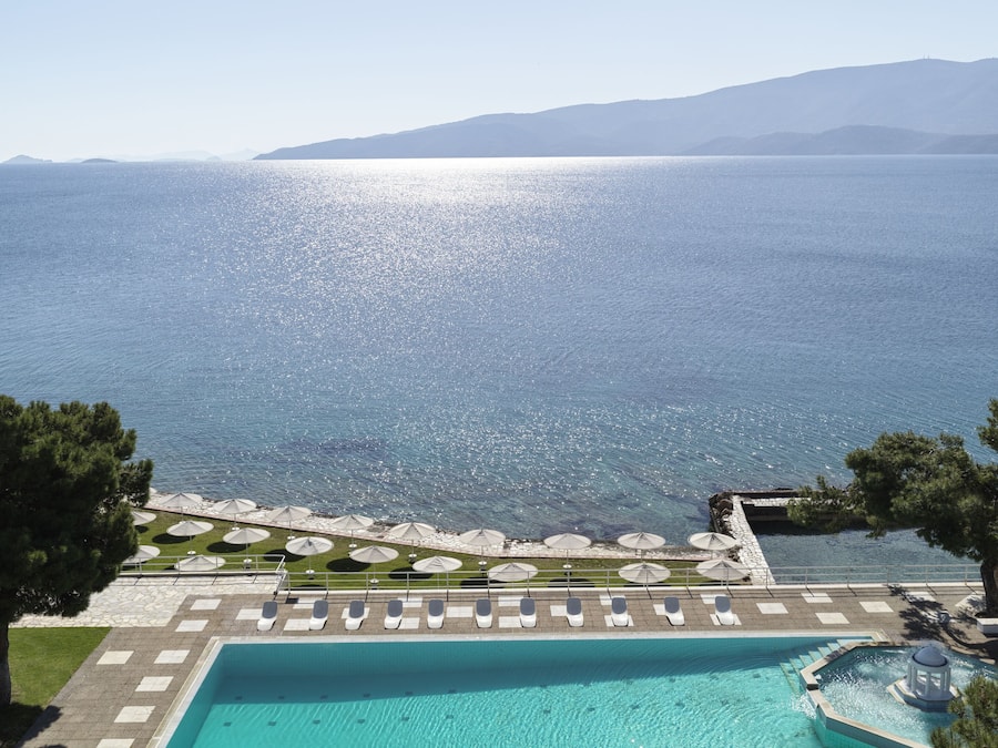 Utendørsbasseng, bassengparasoller og solsenger