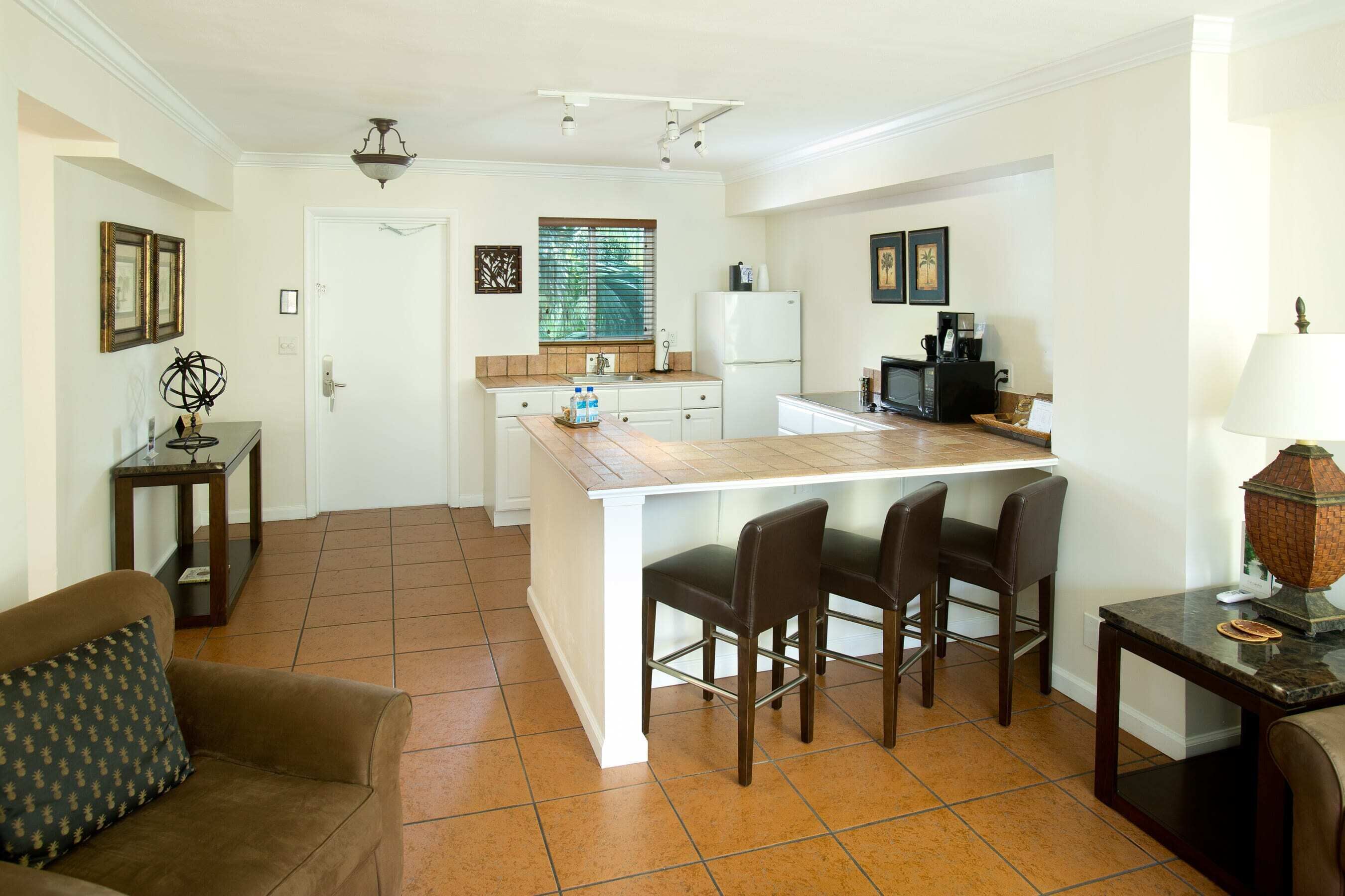 premium penthouse, men only | private kitchen | microwave