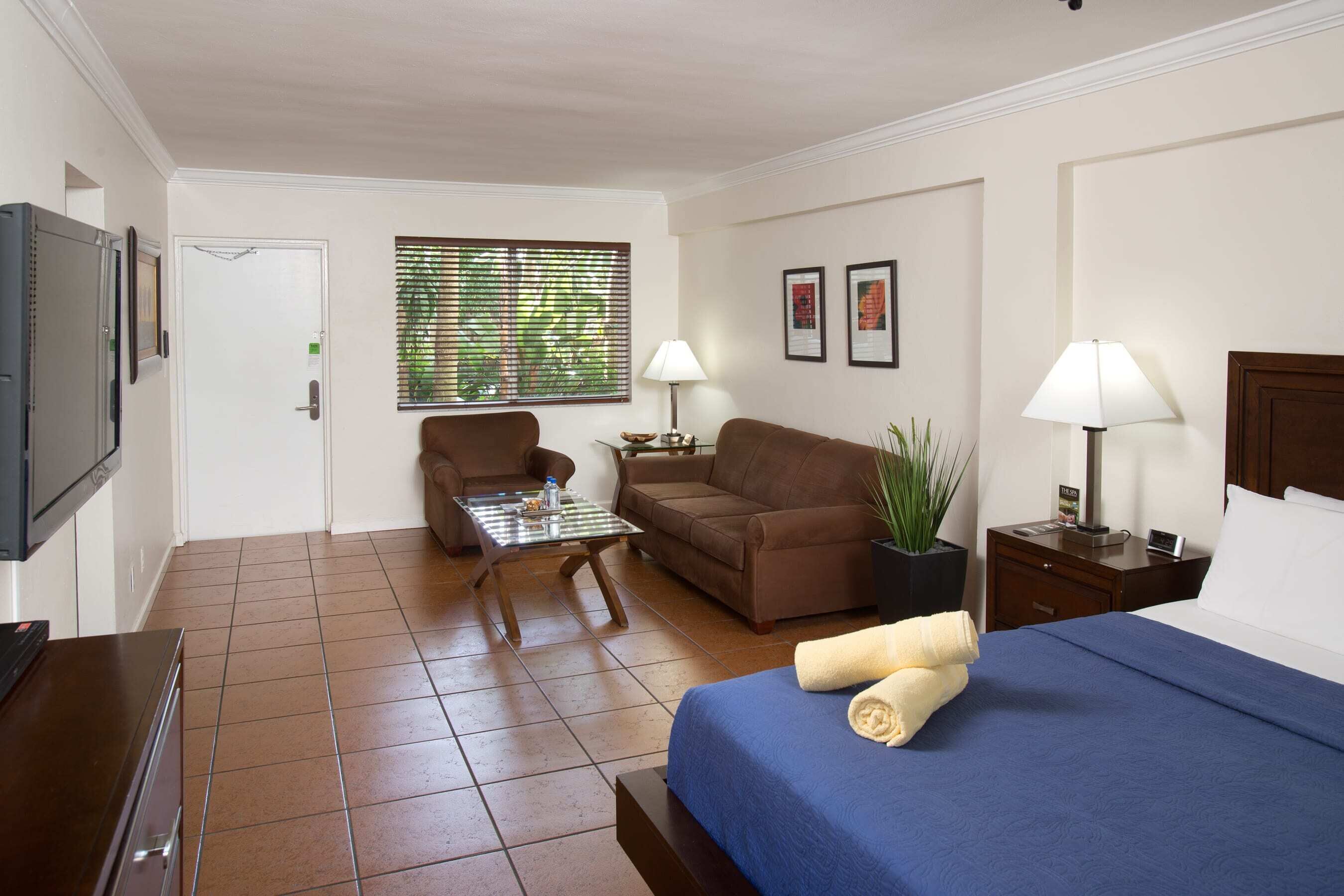 junior single room, men only | in-room safe, desk, soundproofing, iron/ironing board