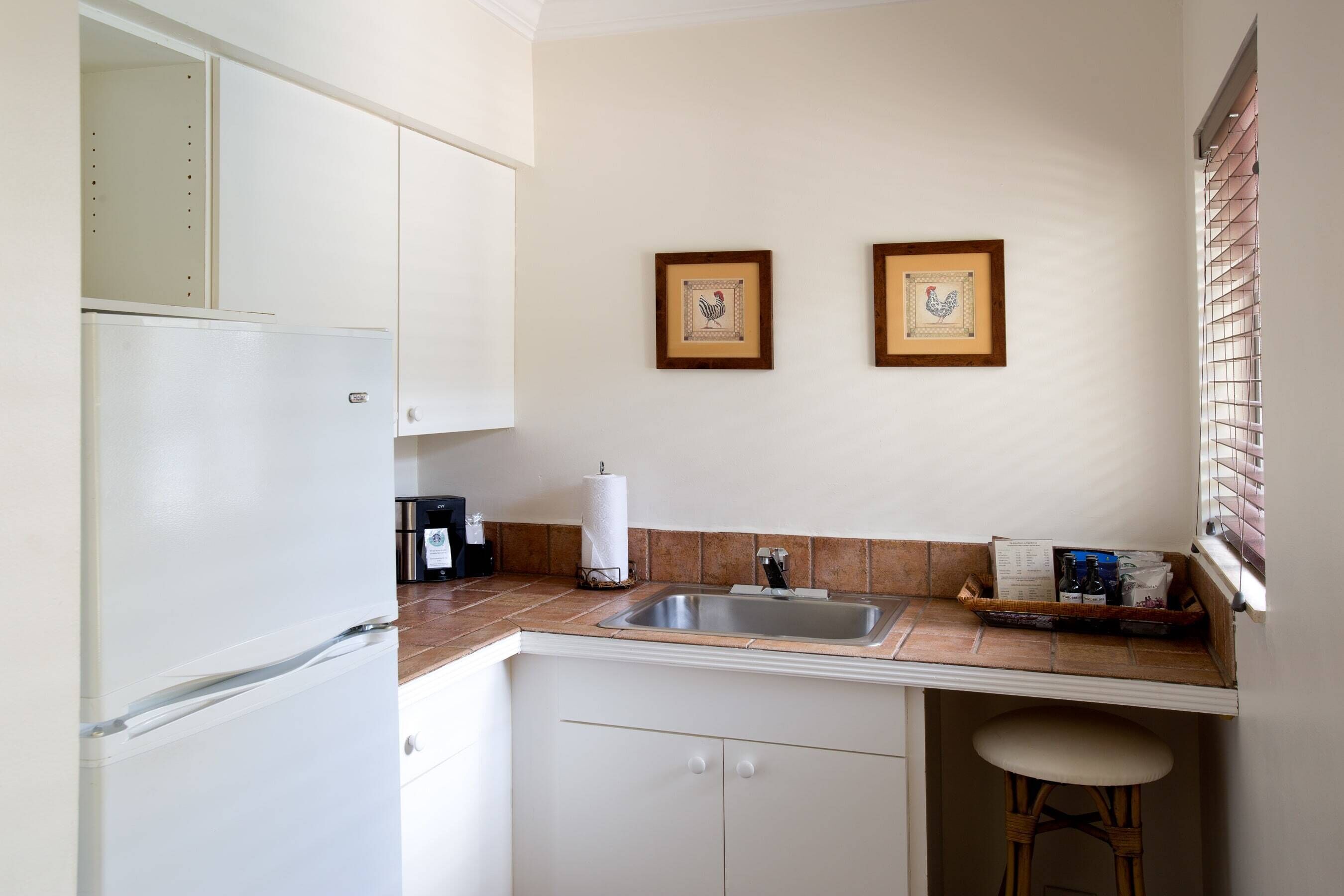 junior single room, men only | private kitchen | microwave