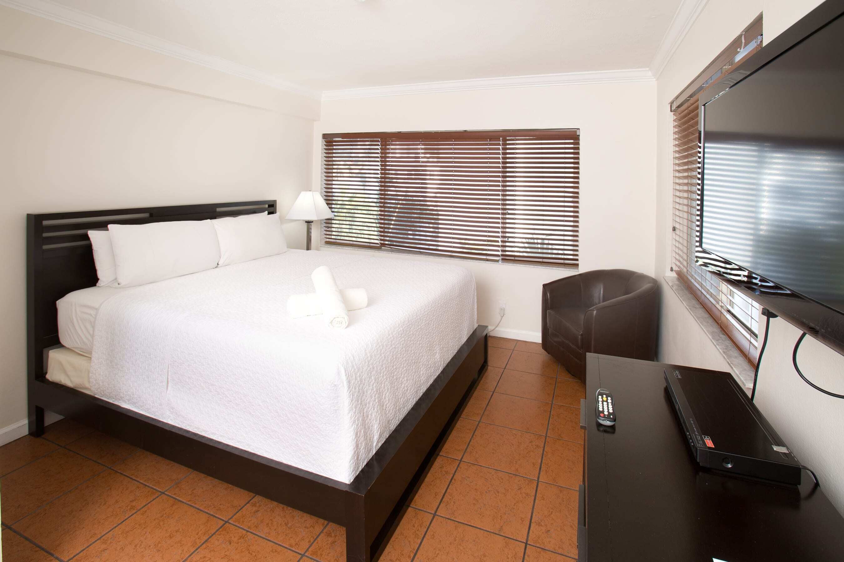 premium penthouse, men only | in-room safe, desk, soundproofing, iron/ironing board