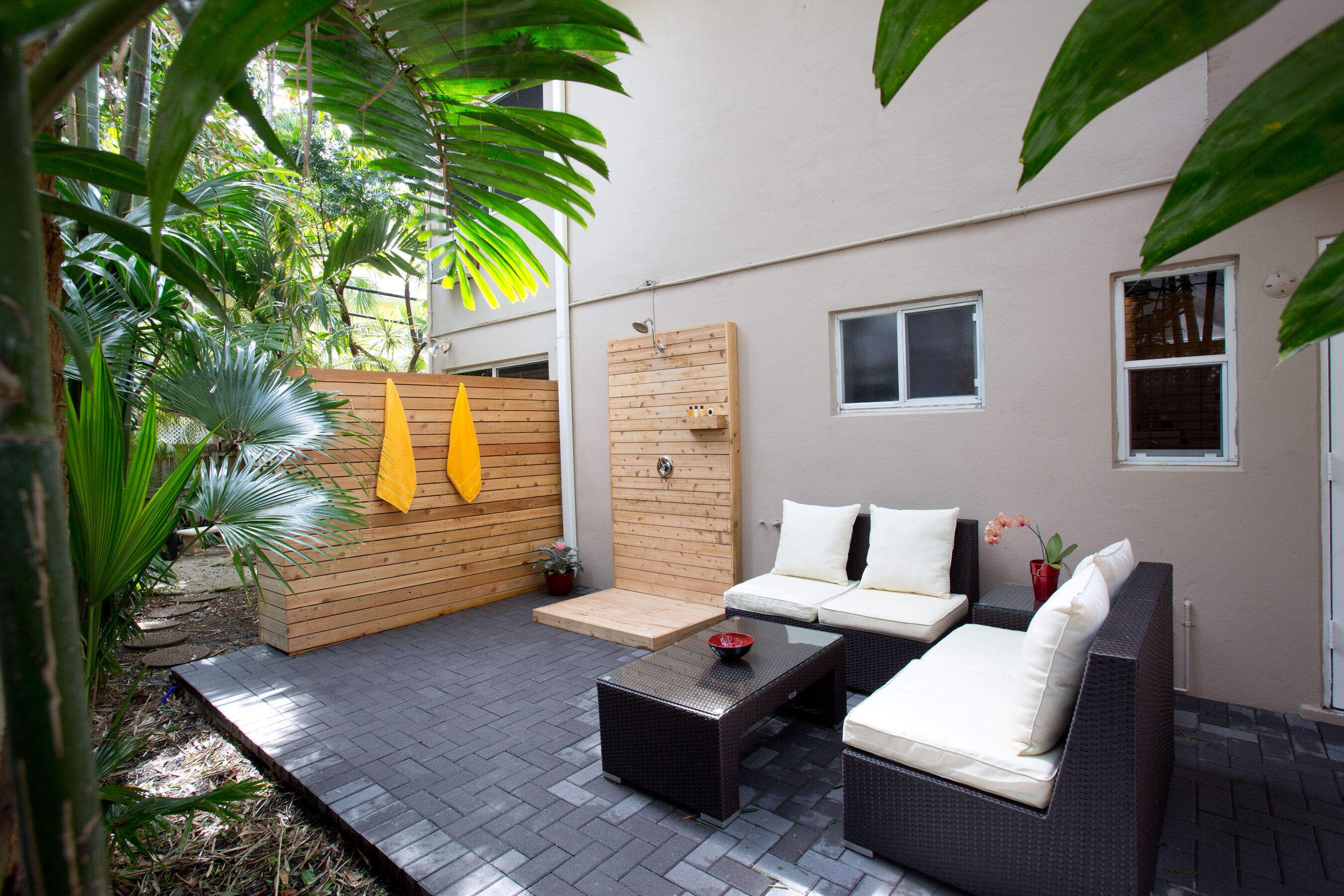 premium suite, men only | living area | flat-screen tv