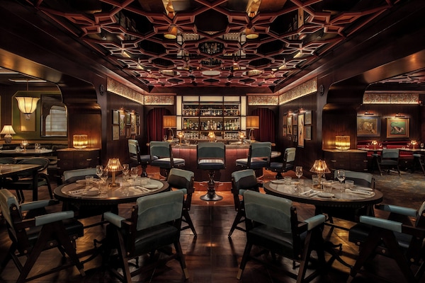 14 restaurants; breakfast, lunch, dinner, and brunch served