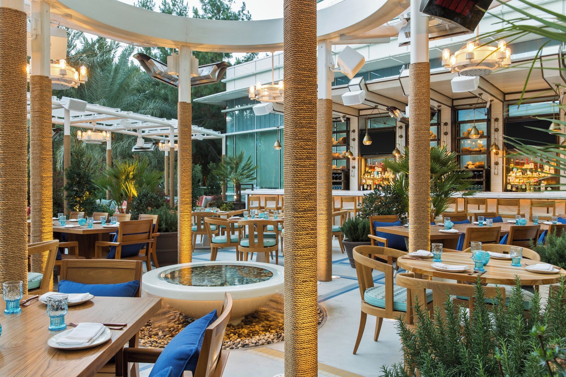 14 restaurants; breakfast, lunch, dinner, and brunch served