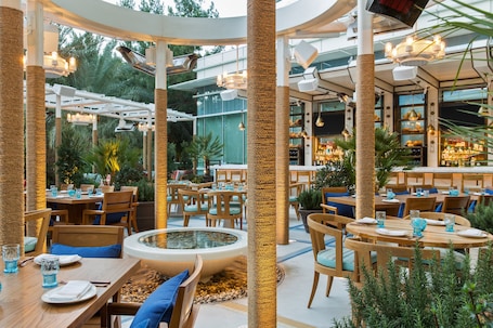 13 restaurants, breakfast, lunch, dinner served; Italian cuisine