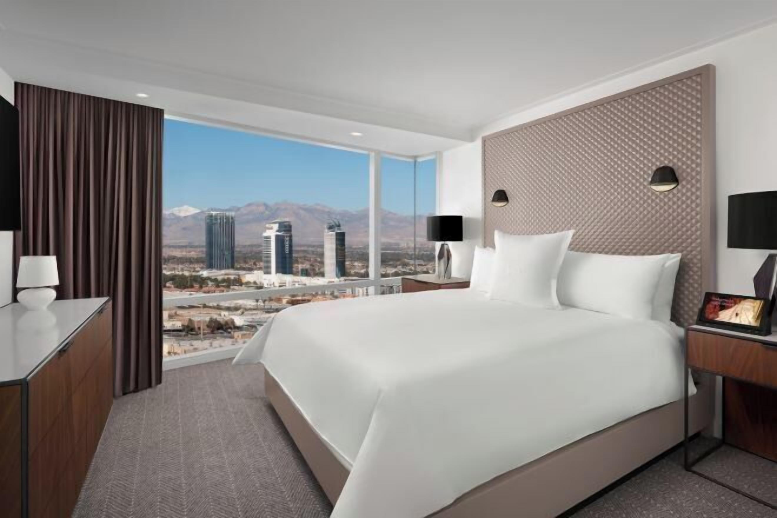 1 bedroom, premium bedding, minibar, in-room safe