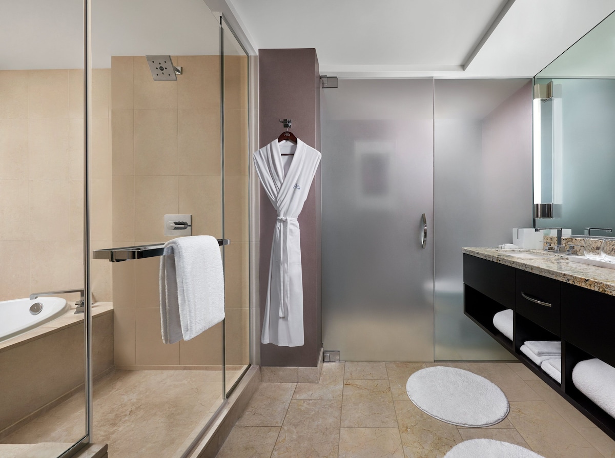 Separate tub and shower, deep soaking tub, free toiletries, hair dryer