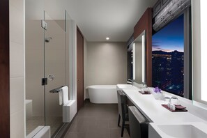 One Bedroom Penthouse Suite | Baño | Bañera y ducha independientes, bañera profunda y secador de pelo