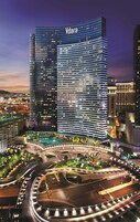 Un edificio moderno de gran altura con fachada curva y el nombre 'Vdara' visible en letras grandes.