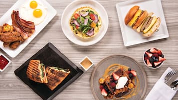 Desayuno a la carta todos los días (con cargo)