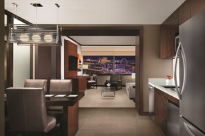 Premium bedding, in-room safe, laptop workspace, blackout curtains - Vdara Hotel & Spa at ARIA Las Vegas (Las Vegas)
