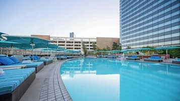 Una piscina al aire libre de temporada, camas de piscina con cargo