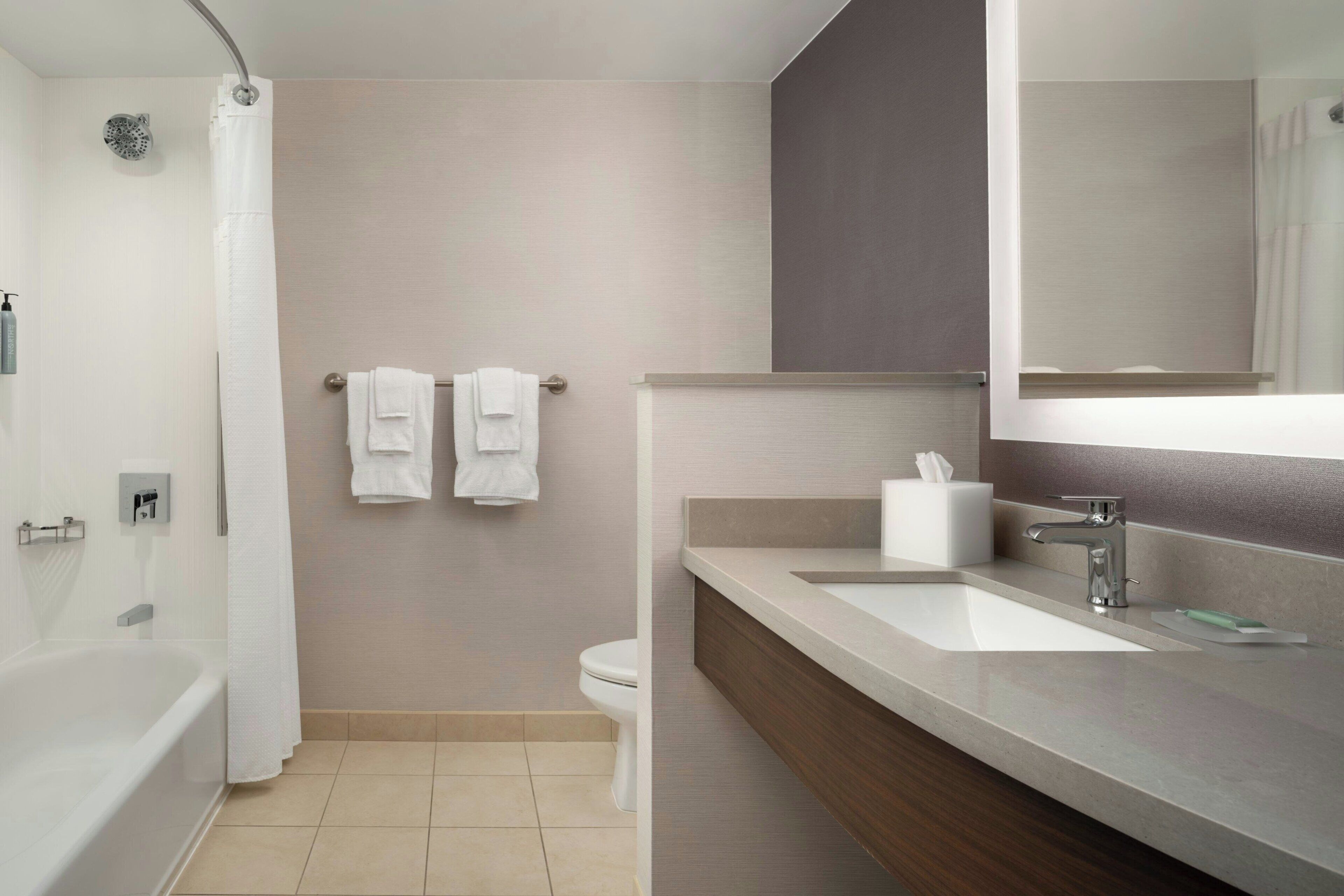 Amenidades de baño gratuitas, secadora de cabello, toallas, jabón 