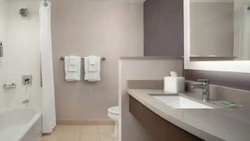 Amenidades de baño gratuitas, secadora de cabello, toallas, jabón