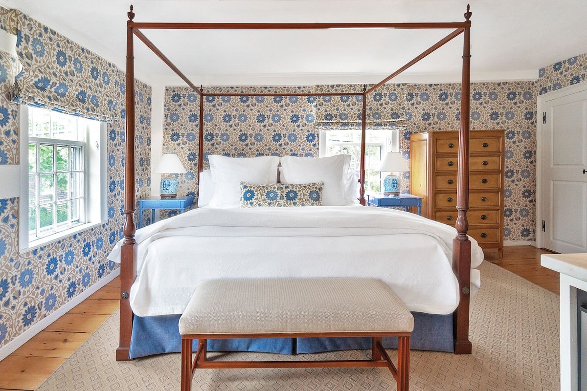 No. 9 Corner King | Premium bedding, individually decorated, individually furnished