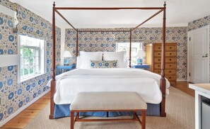 No. 9 Corner King | Premium bedding, individually decorated, individually furnished - Union Street Inn (Nantucket)