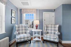 No. 7 Queen | Living area | Flat-screen TV - Union Street Inn (Nantucket)