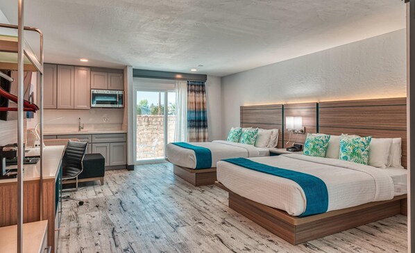 Suite, 2 camas de matrimonio, no fumadores (Efficiency) | Caja fuerte, escritorio, espacio para trabajar con un portátil