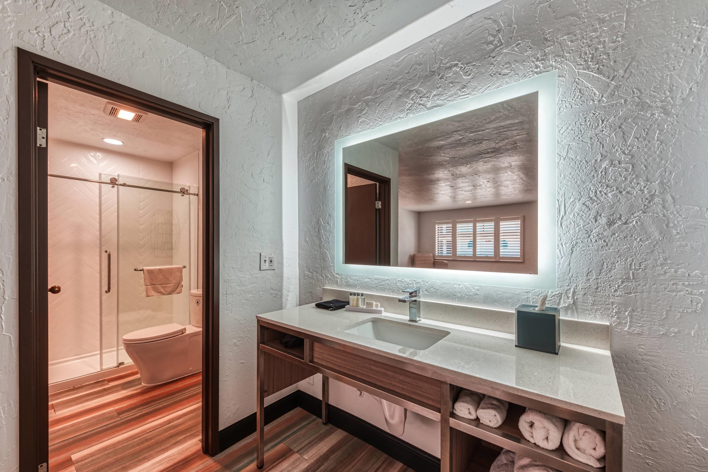 Standard Room, 1 King Bed, Non Smoking | In-room safe, desk, laptop workspace, blackout drapes