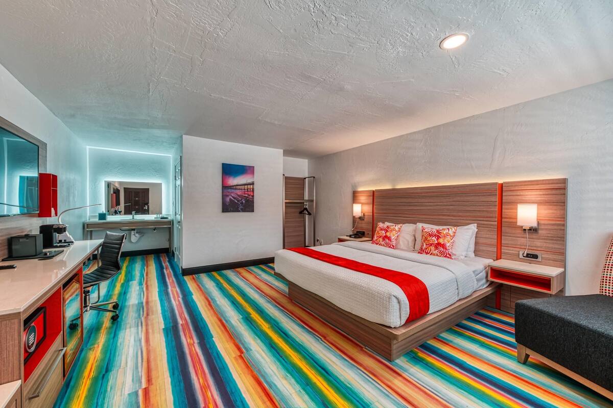 Quarto, 1 cama King, acessível, para não fumantes | Cofres nos quartos, escrivaninha, espaço de trabalho para notebook