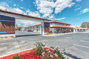 Exterior - Casa Via Mar Inn, an Ascend Collection Hotel (Port Hueneme)