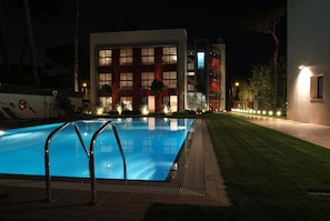 Piscine extérieure, accÚs possible de 9 h à 21 h, chaises longues