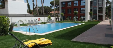 Outdoor pool, open 9:00 AM to 9:00 PM, pool loungers