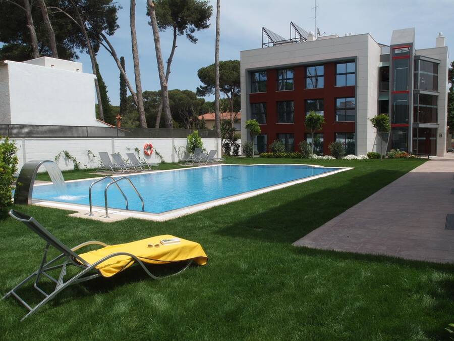 Outdoor pool, open 9:00 AM to 9:00 PM, sun loungers