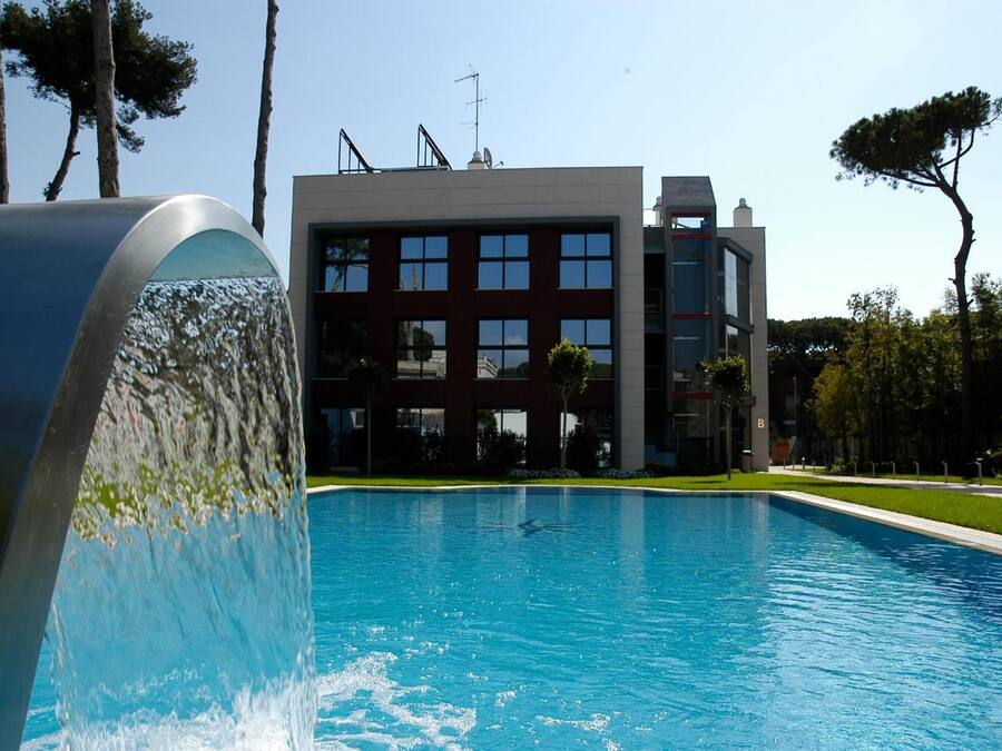 Una piscina al aire libre (de 09:00 a 21:00), tumbonas
