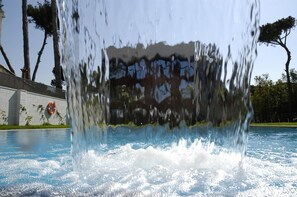 Kolam renang outdoor, dengan kursi berjemur