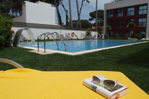 Piscine extérieure, chaises longues