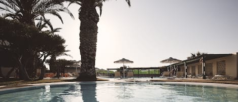 Piscine extérieure, parasols de plage, chaises longues