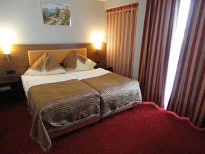 ミニバー、セーフティボックス (室内)、デスク、遮光カーテン