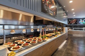 Frukost, lunch och middag serveras