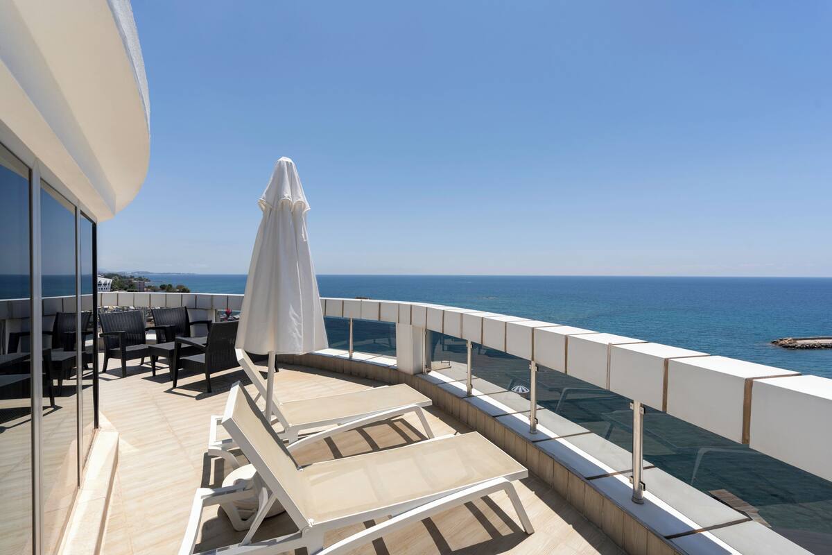 King Suite Sea View with Jacuzzi | 저자극성 침구, 무료 미니바, 객실 내 금고, 방음 설비