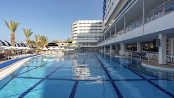 Innenpool, Außenpool (je nach Saison geöffnet), Sonnenschirme